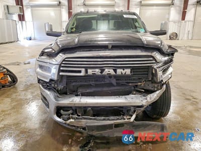 Piąte zdjęcie samochodu w środku: 2022 RAM 2500 LARAMIE VIN:3C6UR5FL2NG344557 - miniatura