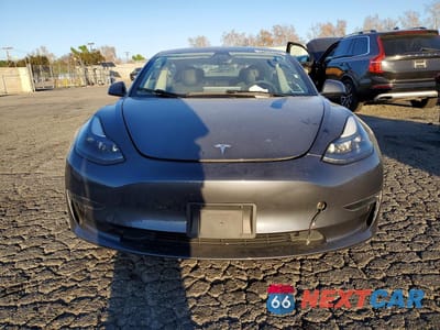 Piąte zdjęcie samochodu w środku: 2023 TESLA MODEL 3 VIN:5YJ3E1EAXPF687277 - miniatura