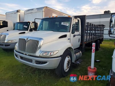 2013 INTERNATIONAL 4300 FLATBED TRUCK 1HTMMAAL1DH183729 - główne zdjęcie licytacji z USA - miniatura