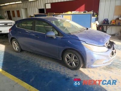 Czwarte zdjęcie samochodu z boku: 2018 CHEVROLET CRUZE LT VIN:3G1BE6SM9JS514445 - miniatura