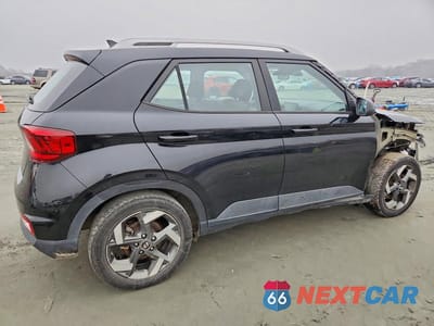 Trzecie zdjęcie samochodu z tyłu: 2021 HYUNDAI VENUE SEL VIN:KMHRC8A33MU102165 - miniatura