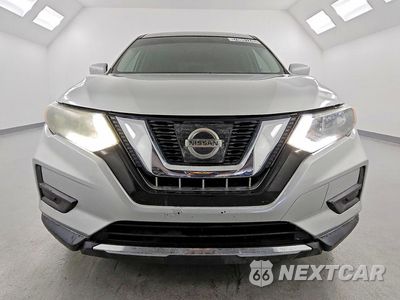 Piąte zdjęcie samochodu w środku: 2017 NISSAN ROGUE S VIN:KNMAT2MT9HP608209 - miniatura