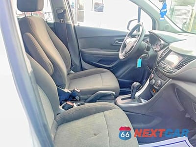 Piąte zdjęcie samochodu w środku: 2018 CHEVROLET TRAX LS VIN:KL7CJNSB0JB583002 - miniatura