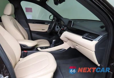 Piąte zdjęcie samochodu w środku: 2018 BMW X1 SDRIVE28I VIN:WBXHU7C37J5L05511 - miniatura