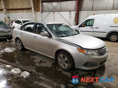 Czwarte zdjęcie samochodu z boku: 2009 KIA OPTIMA LX VIN:KNAGE228X95357987 - miniatura