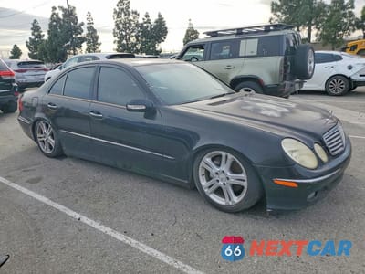 Czwarte zdjęcie samochodu z boku: 2005 MERCEDES-BENZ E 500 VIN:WDBUF70J75A706030 - miniatura