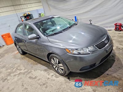 Czwarte zdjęcie samochodu z boku: 2013 KIA FORTE EX VIN:KNAFU4A23D5739343 - miniatura