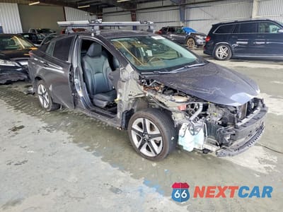 Czwarte zdjęcie samochodu z boku: 2018 TOYOTA PRIUS THREE TOURING VIN:JTDKARFU0J3553994 - miniatura