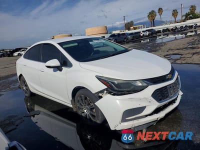 Czwarte zdjęcie samochodu z boku: 2017 CHEVROLET CRUZE LT VIN:3G1BE5SM4HS562326 - miniatura