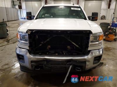 Piąte zdjęcie samochodu w środku: 2018 GMC SIERRA K2500 SLE VIN:1GT12SEG7JF216751 - miniatura