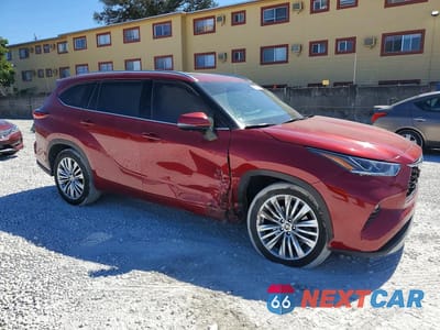 Czwarte zdjęcie samochodu z boku: 2023 TOYOTA HIGHLANDER PLATINUM VIN:5TDKDRAH3PS035094 - miniatura