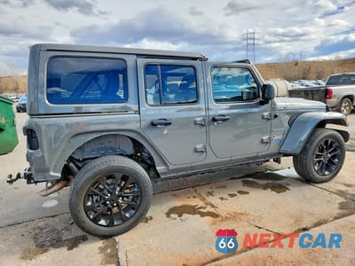 Trzecie zdjęcie samochodu z tyłu: 2022 JEEP WRANGLER UNLIMITED SAHARA 4XE VIN:1C4JJXP63NW153125 - miniatura