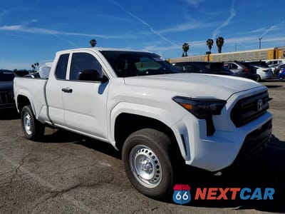 Czwarte zdjęcie samochodu z boku: 2025 TOYOTA TACOMA SR VIN:3TYJDAKN7ST020337 - miniatura