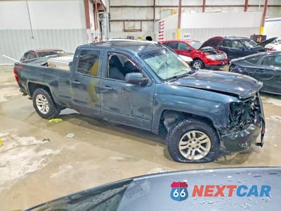 Czwarte zdjęcie samochodu z boku: 2019 CHEVROLET SILVERADO LD K1500 LT VIN:2GCVKPEC3K1142829 - miniatura