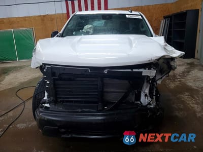 Piąte zdjęcie samochodu w środku: 2025 CHEVROLET SILVERADO K1500 VIN:2GCUKAED6S1126125 - miniatura