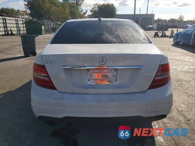 Zdjęcie 6 z 11 samochodu: 2012 MERCEDES-BENZ C 250 VIN:WDDGF4HB7CR211745 - miniatura