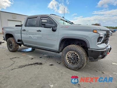 Czwarte zdjęcie samochodu z boku: 2025 CHEVROLET SILVERADO K2500 ZR2 VIN:1GC4KYE75SF159175 - miniatura