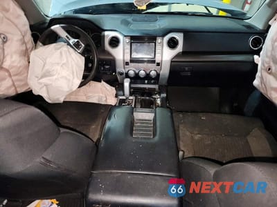 Zdjęcie 8 z 13 samochodu: 2018 TOYOTA TUNDRA CREWMAX SR5 VIN:5TFDY5F17JX708441 - miniatura