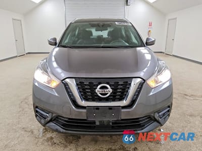 Piąte zdjęcie samochodu w środku: 2020 NISSAN KICKS SV VIN:3N1CP5CV2LL479044 - miniatura