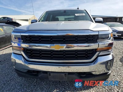 Piąte zdjęcie samochodu w środku: 2018 CHEVROLET SILVERADO K1500 LT VIN:1GCUKREC1JF223097 - miniatura