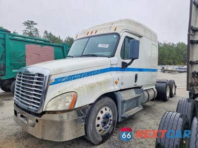 Drugie zdjęcie samochodu z przodu: 2014 FREIGHTLINER CASCADIA SEMI TRUCK VIN:1FUJGLD5XELFU0173 - miniatura