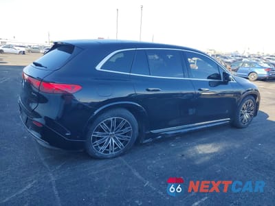 Trzecie zdjęcie samochodu z tyłu: 2023 MERCEDES-BENZ EQS SUV 580 4MATIC VIN:4JGDM4EBXPA011689 - miniatura