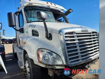 2016 FREIGLINER CASCADIA 113 3AKJGBDVXGSGZ1029 - główne zdjęcie licytacji z USA - miniatura