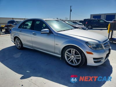 Czwarte zdjęcie samochodu z boku: 2012 MERCEDES-BENZ C 250 VIN:WDDGF4HB9CA619727 - miniatura