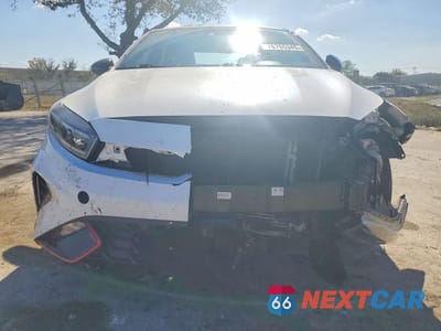 Piąte zdjęcie samochodu w środku: 2022 KIA FORTE GT VIN:3KPF44AC8NE442070 - miniatura