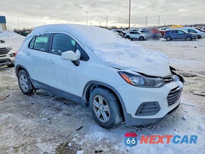 Czwarte zdjęcie samochodu z boku: 2019 CHEVROLET TRAX LS VIN:3GNCJKSB3KL379450 - miniatura