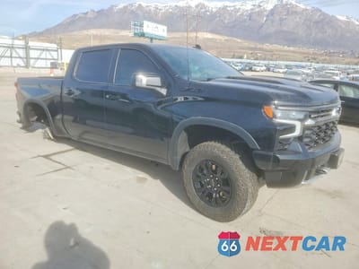 Czwarte zdjęcie samochodu z boku: 2024 CHEVROLET SILVERADO K1500 ZR2 VIN:3GCUDHEL2RG294825 - miniatura