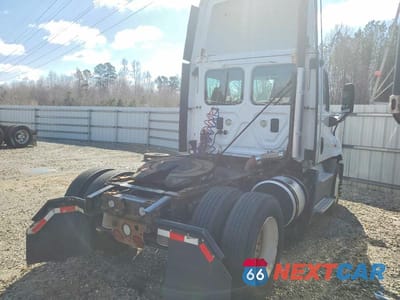 Czwarte zdjęcie samochodu z boku: 2015 FREIGHTLINER CASCADIA SEMI TRUCK VIN:1FUBGEDV8FLGH4743 - miniatura