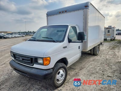 2005 FORD E350 BOX TRUCK 1FDWE35L35HA70905 - główne zdjęcie licytacji z USA - miniatura
