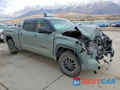 Czwarte zdjęcie samochodu z boku: 2025 TOYOTA TUNDRA CREWMAX SR5 VIN:5TFLA5EC1SX037837 - miniatura