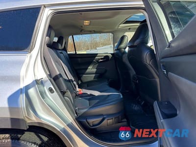 Zdjęcie 8 z 10 samochodu: 2021 TOYOTA HIGHLANDER XLE VIN:5TDGZRBHXMS558114 - miniatura