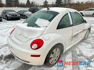 Czwarte zdjęcie samochodu z boku: 2010 VOLKSWAGEN NEW BEETLE VIN:3VWRW3AG2AM015792 - miniatura