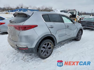 Trzecie zdjęcie samochodu z tyłu: 2022 KIA SPORTAGE LX VIN:KNDPMCAC9N7973616 - miniatura