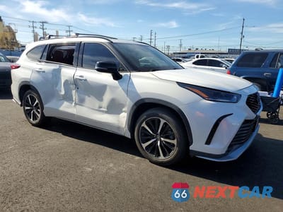 Czwarte zdjęcie samochodu z boku: 2021 TOYOTA HIGHLANDER VIN:5TDJZRAH0MS065100 - miniatura