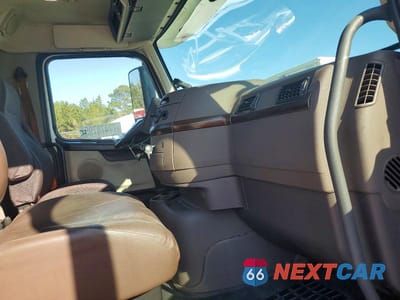 Piąte zdjęcie samochodu w środku: 2018 VOLVO VNL SEMI TRUCK VIN:4V4N39TG5JN892443 - miniatura