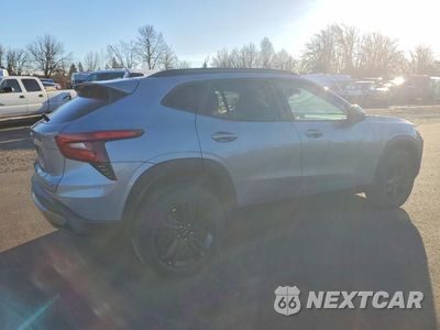 Trzecie zdjęcie samochodu z tyłu: 2025 CHEVROLET TRAX ACTIV VIN:KL77LKEP7SC025953 - miniatura