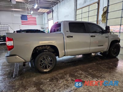 Trzecie zdjęcie samochodu z tyłu: 2018 TOYOTA TUNDRA CREWMAX SR5 VIN:5TFDY5F17JX708441 - miniatura