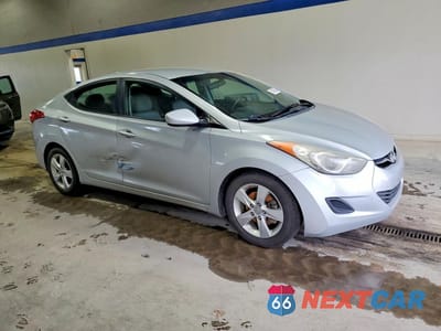 Czwarte zdjęcie samochodu z boku: 2013 HYUNDAI ELANTRA GLS VIN:5NPDH4AEXDH365547 - miniatura