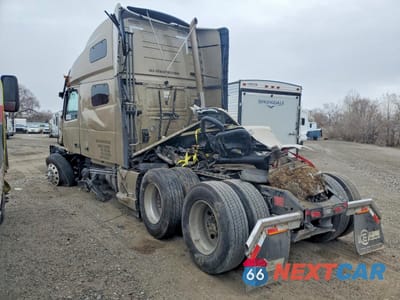 Trzecie zdjęcie samochodu z tyłu: 2025 VOLVO VNL SEMI TRUCK VIN:4V4NC9EH4SN691625 - miniatura