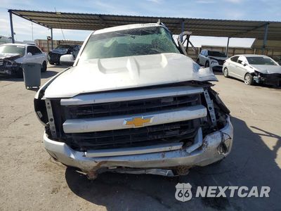 Piąte zdjęcie samochodu w środku: 2018 CHEVROLET SILVERADO K1500 LT VIN:3GCUKREC3JG456185 - miniatura