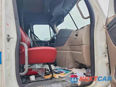 Piąte zdjęcie samochodu w środku: 2014 FREIGHTLINER CASCADIA SEMI TRUCK VIN:1FUJGLD5XELFU0173 - miniatura