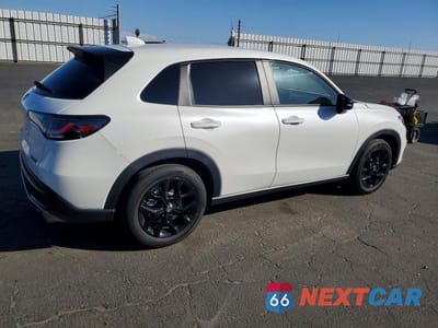 Trzecie zdjęcie samochodu z tyłu: 2025 HONDA HR-V SPORT VIN:3CZRZ1H51SM747989 - miniatura
