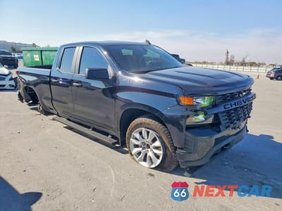 Czwarte zdjęcie samochodu z boku: 2020 CHEVROLET SILVERADO K1500 CUSTOM VIN:1GCRYBEK9LZ117534 - miniatura