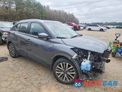 Czwarte zdjęcie samochodu z boku: 2023 NISSAN KICKS SV VIN:3N1CP5CV3PL509383 - miniatura