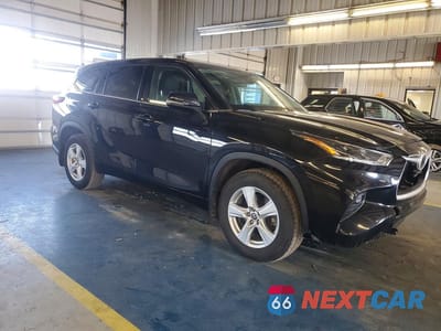 Czwarte zdjęcie samochodu z boku: 2021 TOYOTA HIGHLANDER LE VIN:5TDBZRBH6MS115419 - miniatura