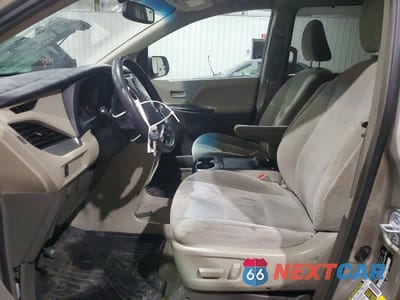Zdjęcie 7 z 12 samochodu: 2017 TOYOTA SIENNA VIN:5TDKZ3DCXHS857939 - miniatura